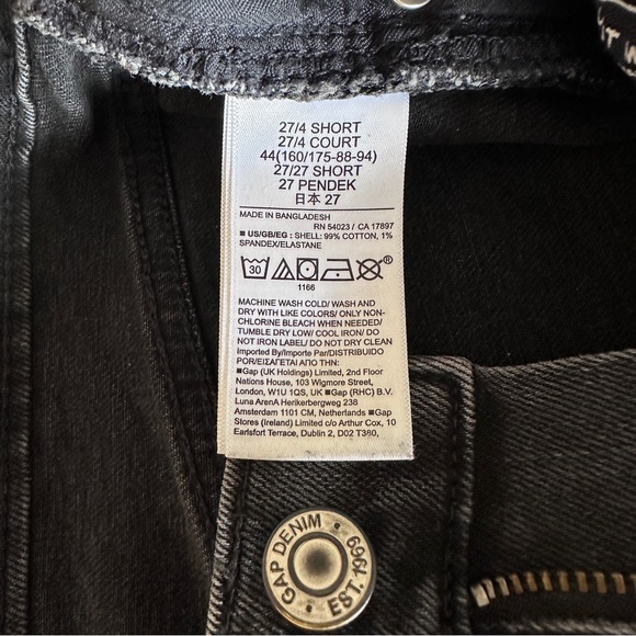 GAP Mid Rise Girlfriend Jeans with Washwell in washed black, 27 Short - Picture 11 of 12